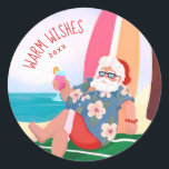 Tomten på Önskemålen för varm Helgdag vid Beach-so Runt Klistermärke<br><div class="desc">Ursprunglig illustration av tomten på stranden med tropiska drycker som lutar på ett ytor. Anpassa texten efter behov. ©Becky Nimoy 2021</div>