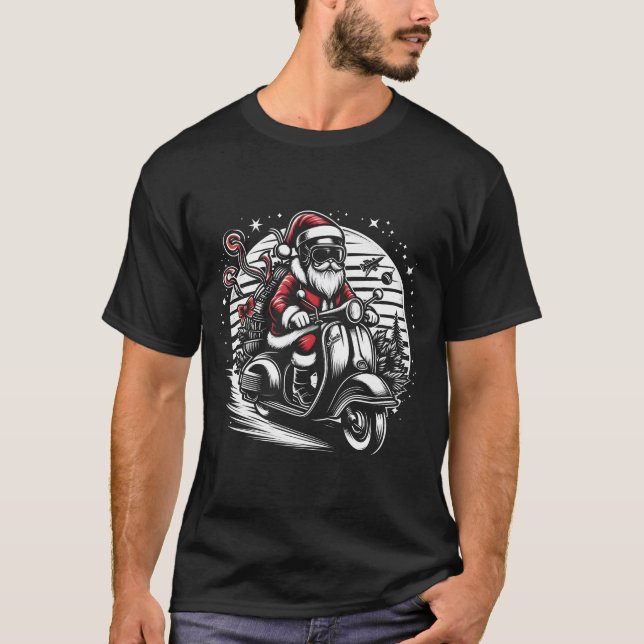 Tomten Riding a Motor Scooter träd är en solid kon T Shirt (Framsida)