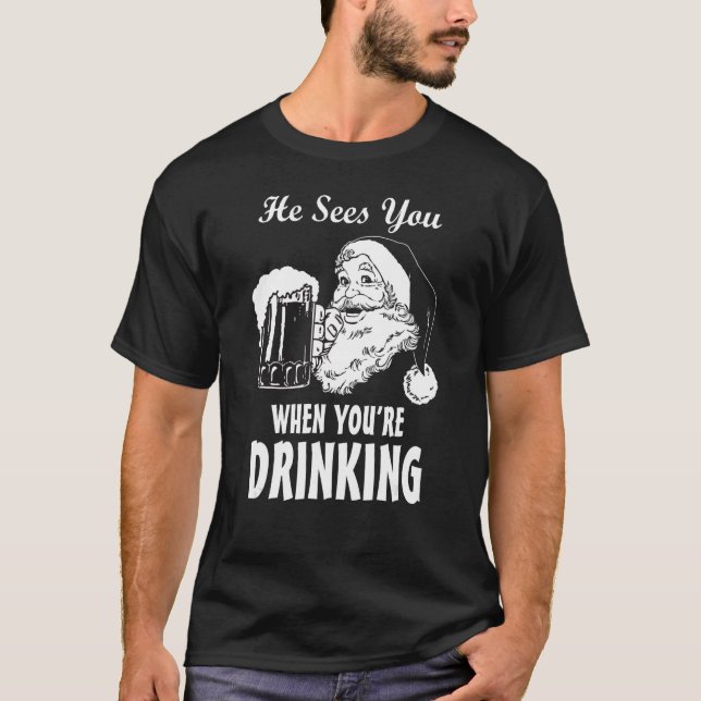 Tomten ser dig när du dricker din roliga jul t shirt (Framsida)