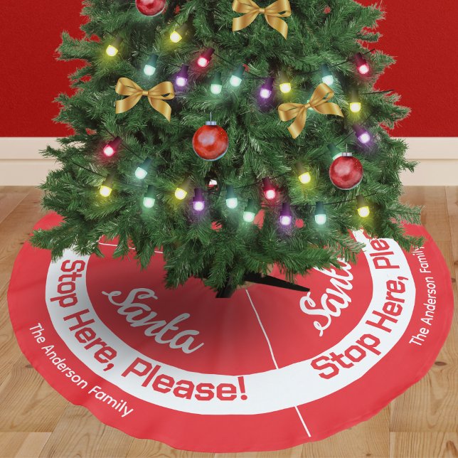 Tomten Stanna Här Festiv Röda Personlig Julgransmatta Borstad Polyester (A personalized Christmas tree skirt in bright red and white, with 'Santa Stop Here, Please!' message)