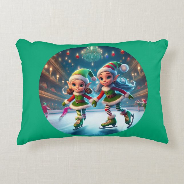 Tomtens små hjältar är isskidor inomhus prydnadskudde (Framsidan)