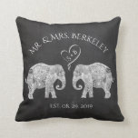 TON KÄRLEK | Elefant par Personligt bröllp Gift Kudde<br><div class="desc">TON KÄRLEK | Elefant par Anpassningsbar/Personlig Bröllop Dekorativ kudde. Du kan anpassa den om du vill ta bort bakgrundsbilden för krita om du vill lägga till ett färg som ger kostym mer smak. Så här: Klicka på anpassningsknappen> Klicka på Bakgrund Färg A-menyn i färger komar uppåt, välj en eller skriv...</div>