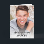 Tonåring Boy Grattis på födelsedagen Photo Parents Kort<br><div class="desc">"Grattis på födelsedagen" hälsningskort för tonåring pojkar från deras föräldrar och syskon, personlig med hans foto och namn. Insidan av det här kortet, ge, rymmer ytterligare foton till ställe och lägger till ditt eget speciella meddelande. Allt på det här kortet är redigerbart. Kontakta mig om du behöver hjälp med din...</div>