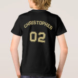Tonåring Småbarn Boy Girl Namn Jersey Number Sport T Shirt<br><div class="desc">Skapa din egen anpassningsbar, personlig, coola, unisex-storlek, modernt, snyggt faux guld typografi/font/script, namn jersey-nummer, svart, förkrympt 100 % ComfortSoft® mjuk bomull t-shirt-shirt. Skriv bara in ditt namn / ungar namn / namn och ett jarötnummer för spelare för att anpassa. Gör en underbar gåva till födelsedag, julklappar, helgdagar, studenten med mera...</div>