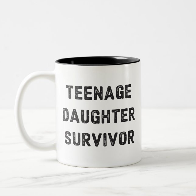 Tonårsdotter överlevande rolig fars dag humor Två-Tonad mugg (Vänster)