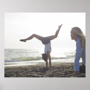 Tonårsflicka utför gymnastisk feat, mamma poster