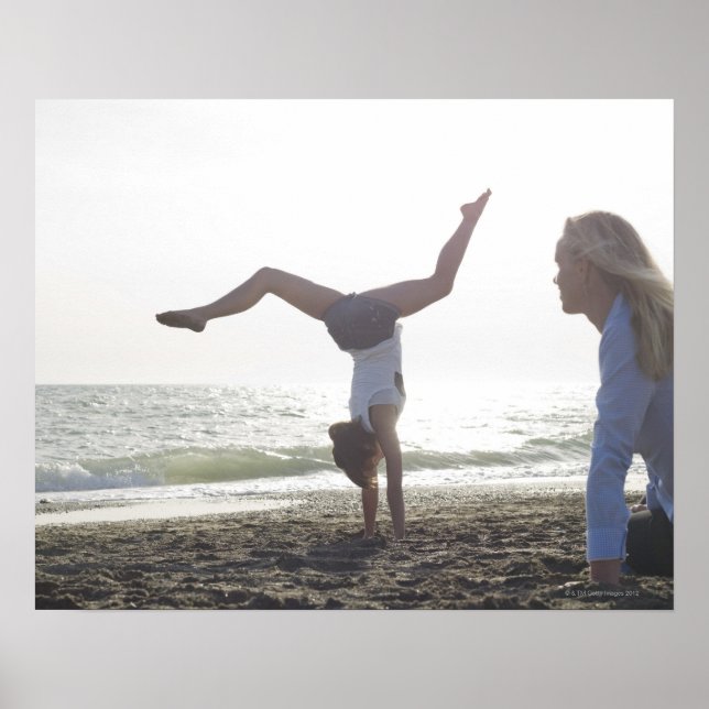 Tonårsflicka utför gymnastisk feat, mamma poster (Framsidan)