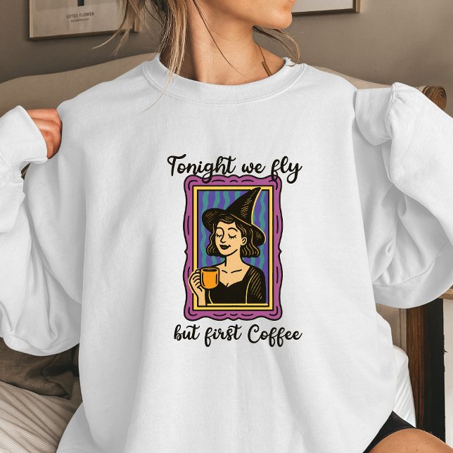 Tonight We Fly But First Coffee Kvinnors Halloween T Shirt (Witch shirt Halloween witchcore)