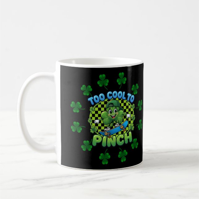 Too Cool to Pinch Skateboard Shamrock St. Patricks Kaffemugg (Vänster)