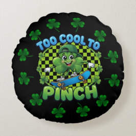 Too Cool to Pinch Skateboard Shamrock St. Patricks Rund Kudde
