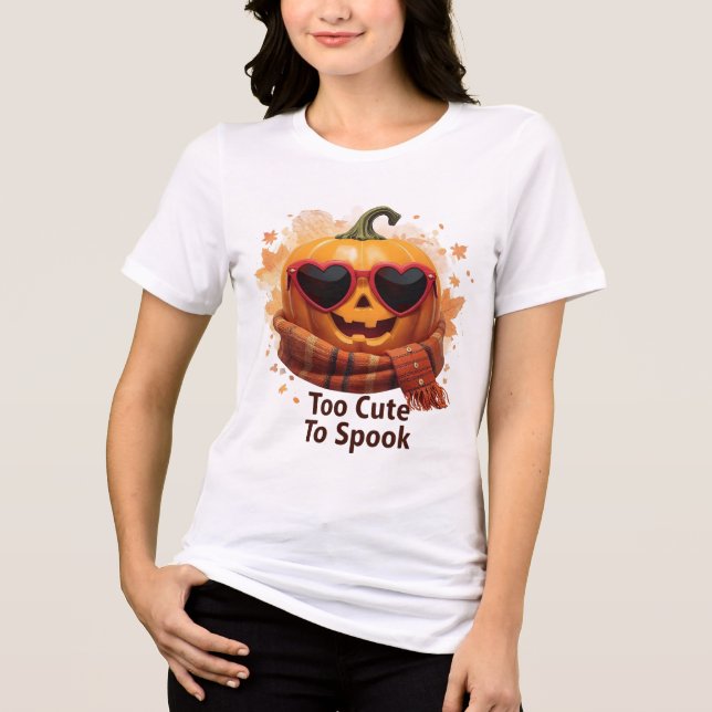 Too Cute To Spook – Cozy Pumpkin Tee (Framsida)