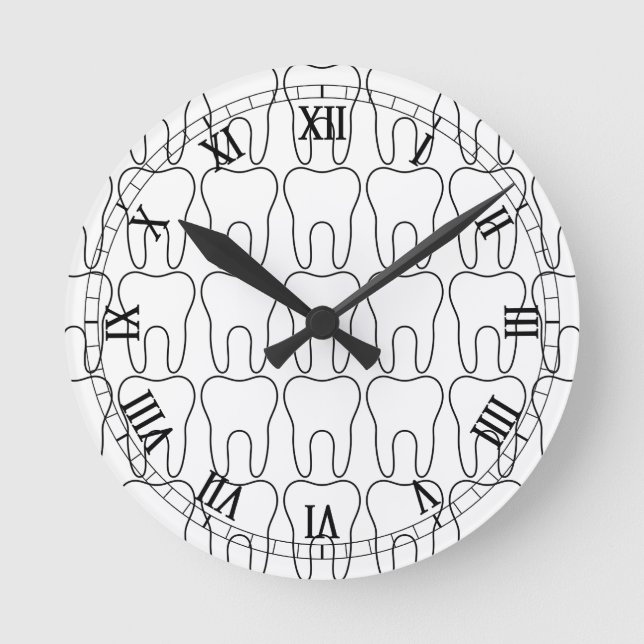 Tooth O'Clock Classic Roman Numerals Rund Klocka (Framsida)