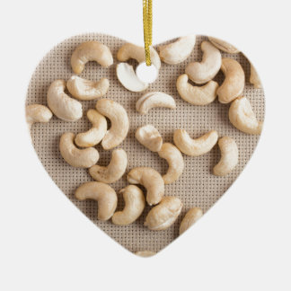 Top beskådar på rå cashewnöt spridda på bord julgransprydnad keramik