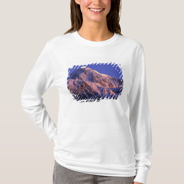 Toppen av Denali Peak Mt. McKinley) vid T-shirt (Framsida)