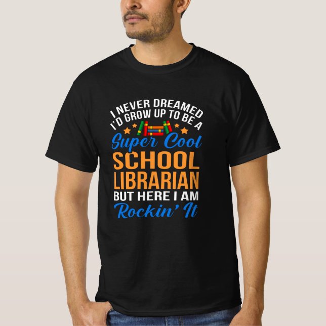Toppen Coola School Librarian Gift Librarian Day T Shirt (Framsida)