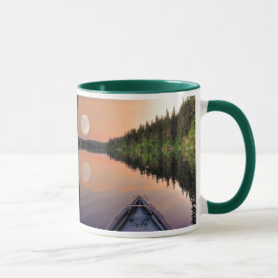 Toppen över Sjö från Canoe vid Twilight Mugg