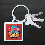 Toppen Pappa Mustache Modern Grunge Fyrkantig Silverfärgad Nyckelring<br><div class="desc">Toppen Mustache Modern Grunge Keychains har texten "Toppen" i modern röd och gult typografi på en blå och röd grunge-bakgrund accentuerad med mustasch. Gåvor till Pappa för födelsedag,  Fars dag,  jul,  helgdagar med mera. Skapat av Evco Studio www.zazzle.com/store/evcostudio</div>