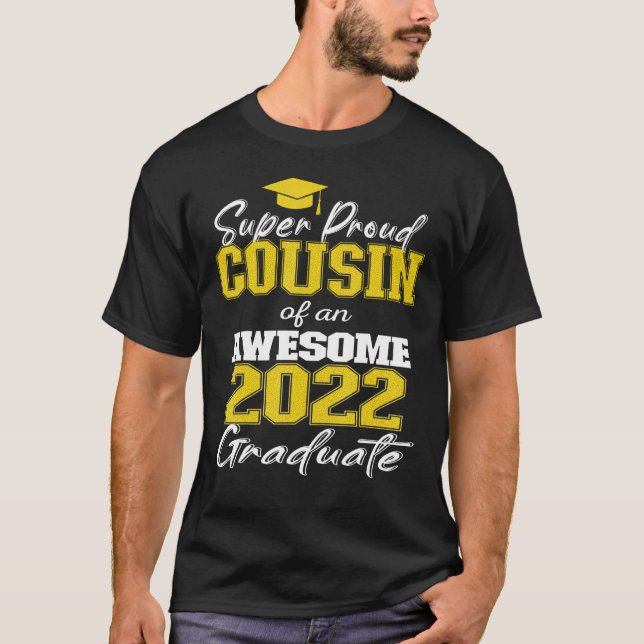 Toppen proud kusin av familjen Student 2022 T Shirt (Framsida)