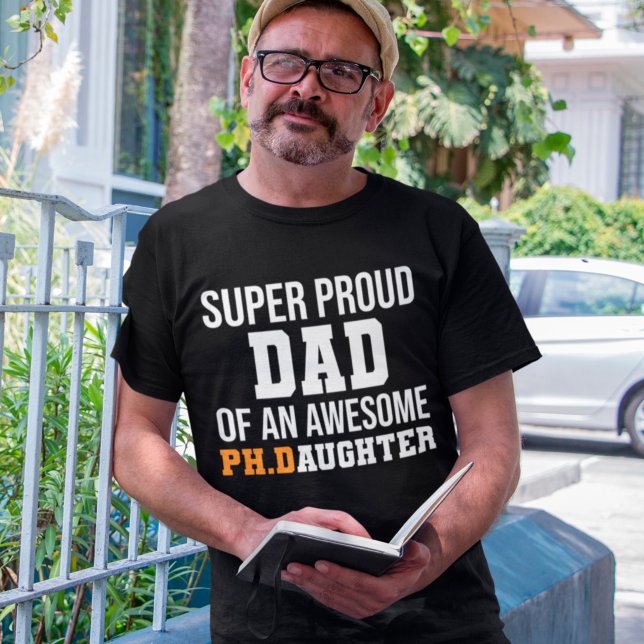 Toppen stolt Pappa vid en Ph.D-dotter i Fantastisk T Shirt (Skapare uppladdad)