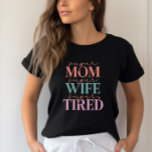 Toppen Toppen Maka Toppen Tired- Funny Mamma T Shirt<br><div class="desc">Fira superkvinnorna i ditt liv med denna lekfulla och inspirerande T-shirt. Den här skjortan innehåller fraserna "Toppen, " "Toppen frun" och "Toppen Tired" och är perfekt för hårt arbetande mammor som gör allt med ett leende. Den är gjord av mjuk, bekväm väv och passar perfekt för vardaglig bära eller som...</div>