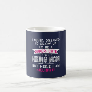 TOPPET GULLIGT A SOM FOTVANDRAR MAMMAN KAFFEMUGG