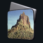 Toppmöte i Sten Laptop Fodral<br><div class="desc">I den sceniska nationalparken Huvudstad Reef i Torrey, Utah, sträcker sig en bergstopp i sten över lagrar av tunna moln in i blå himmel. Toppen består av lagrar av vinkelrött, brunt och färgad sten. Toppmötet vilar på en smuts som är täckt av fragmenterade sten-bitar och små, spridda, gröna buskar. 35...</div>