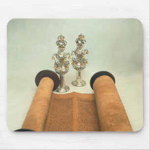 Torah rulla med silverkronafinials musmatta