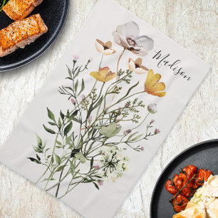 Torkad vildblomsbukett med monogram kökshandduk