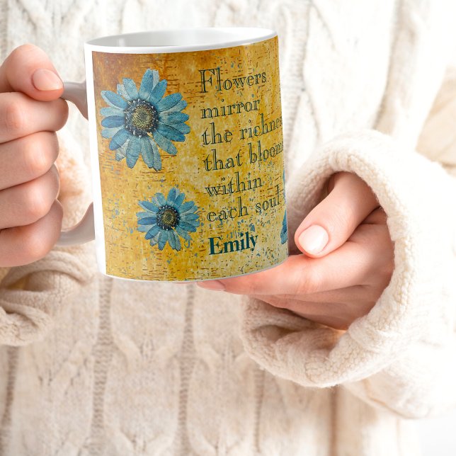 Torkade blåa Daisy på Ochre Yta-blommor Kaffemugg (Skapare uppladdad)