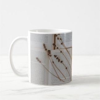 Torkade blommor på bokar kaffemugg