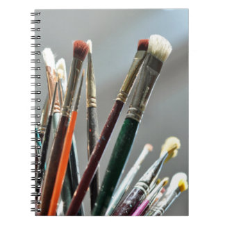 Torkning av färgpenslar i solljus anteckningsbok
