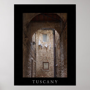 Torkning av tvätt i svart poster i Toscana