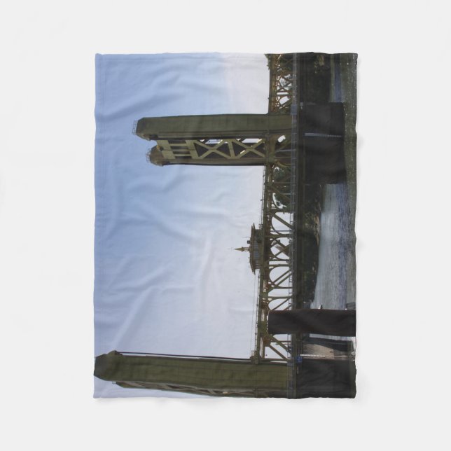 Torn Bridge Fleece Blanket (Framsidan)