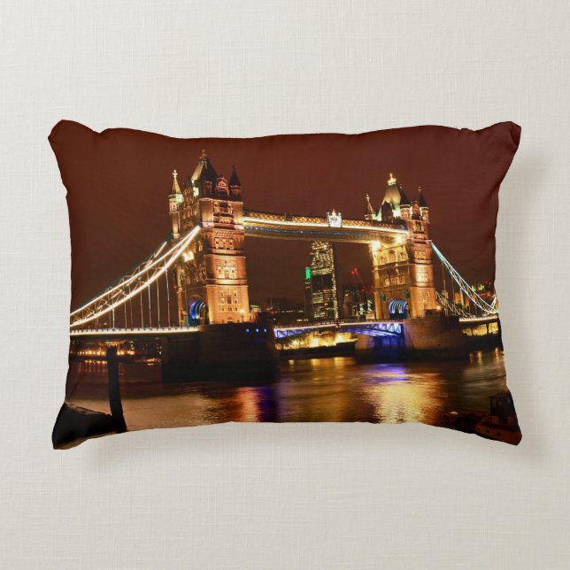 Torn Bridge, London i Night, England (UK) Prydnadskudde (Framsidan)