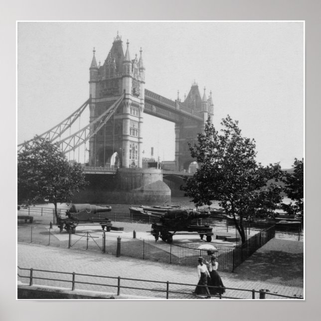 Torn Bridge London, River Thames, England Poster (Framsidan)