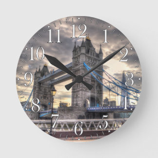Torn Bridge & The Shard, London, England Rund Klocka