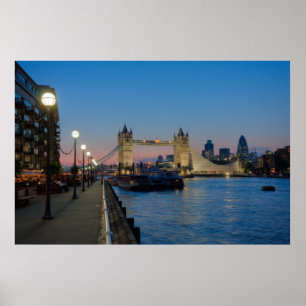 Torn Bridge vid sunset i London England Poster