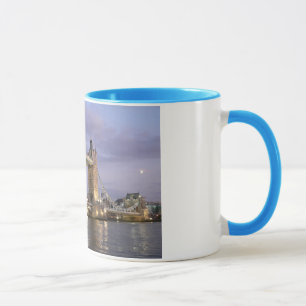 Torn överbryggar av den London kaffemuggen Mugg