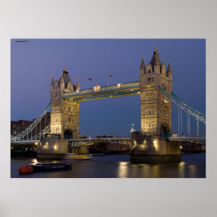 Torn överbryggar London England på skymningen Poster