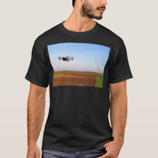 Toronen flyger över den plöjda fält 1 t shirt