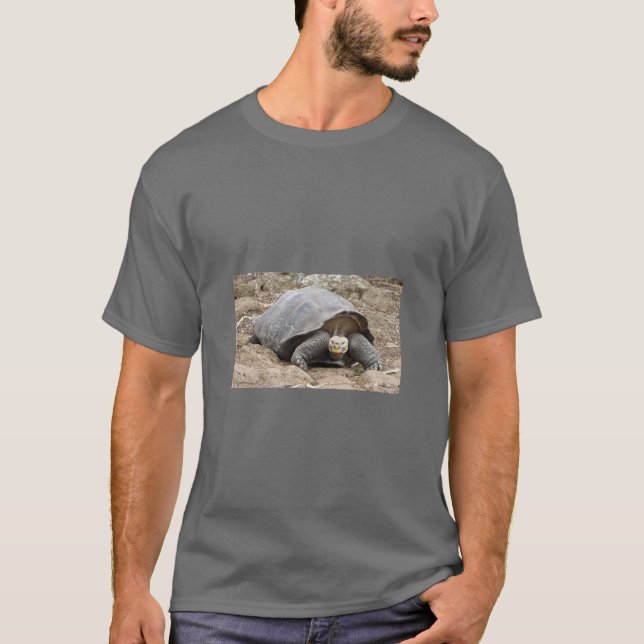 Tortoise med attityd, Galapagos. T Shirt (Framsida)