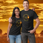 Total Solar Eclipse 2019 Chile Sydamerika T Shirt<br><div class="desc">Få redo för den Underbara sydamerikanska solfångarförstoringen som tog ställe den 2 juli 2019. Denna coola t-shirt är det perfekt sättet att hedra minnet av denna historiska händelse och kan anpassas med en stadstext, land eller en egen anpassningsbar. Byt enkelt också text uppåt och grund. Utformningen har en silhuett av...</div>