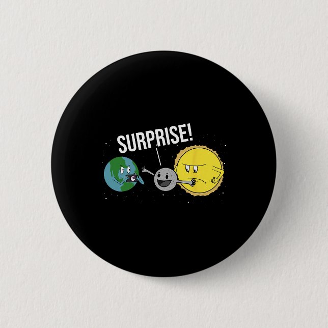 Total Solar Eclipse 2024 Funny Tecknad Måne Coveri Knapp (Framsida)