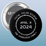 Total Solar Eclipse 2024-Personlig Knapp<br><div class="desc">Fira Total Solar Eclipse den 8 april 2024 med denna personlig. Ändra familjen namn och vilken text som helst som du vill anpassa. Gör en underbar keepsaké.</div>