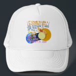 Total Solar Eclipse 21 augusti 2017 American Funny Keps<br><div class="desc">Den 21 augusti 2017 kommer en total solnedgång att synas i stora delar av Förenade Stater. Den kallas "Underbar American Solar Eclipse". Om du planerar att fira det här spännande evenemanget är den här humoristiska designen perfekt för dig. Den parodiska texten från tunga-in-cheek påminner om sång och säger: "Det kom...</div>