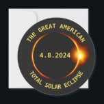 Total Solar Eclipse View Party 4.8.2024 USA Inbjudningar<br><div class="desc">Få redo för det Underbara amerikanska solöverlägset den 4 april 2024 med den här coolan runt inbjudan till besökspartier. Den främre konstruktionen har en mörk silhuett från måne som döljer sol med en orange glöd och dina anpassningsbar party-detaljer på baksidan. Vare sig du är placerad väg i förorten eller bara...</div>