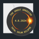 Total Solar Eclipse View Party 4.8.2024 USA Inbjudningar<br><div class="desc">Få redo för det Underbara amerikanska solöverlägset den 4 april 2024 med den här coolan runt inbjudan till besökspartier. Den främre konstruktionen har en mörk silhuett från måne som döljer sol med en orange glöd och dina anpassningsbar party-detaljer på baksidan. Vare sig du är placerad väg i förorten eller bara...</div>