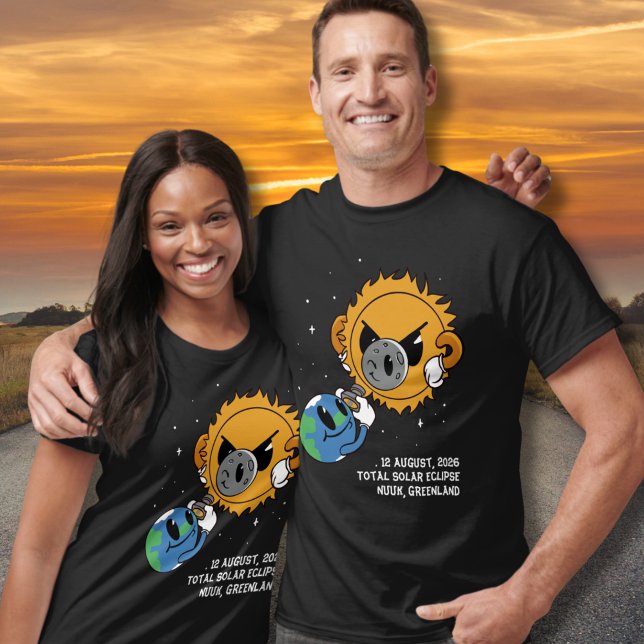 Total solförmörkelse 2026 Grönland Fotobomb T Shirt (Edit text as required via template, replace city to personalize.)
