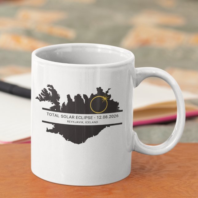 Total solförmörkelse augusti 2026 – Island Anpassa Kaffemugg (Replace city via the template to personalize)