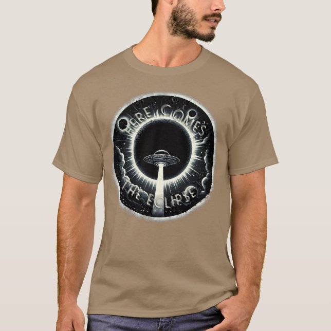 Total solförmörkelse här kommer förmörkelsen 2024 t shirt (Framsida)